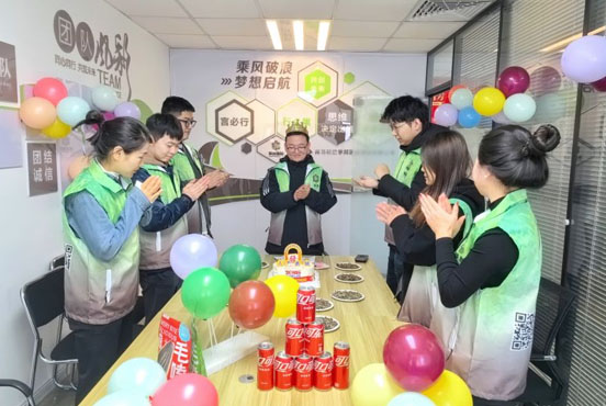 생일잔치를 축하하며 칭다오롄성국제무역유한공사가 모였습니다