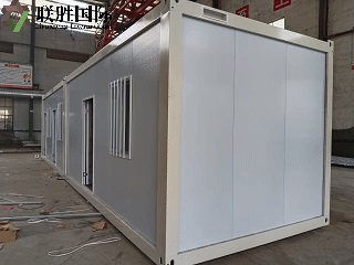 플랫팩 컨테이너 하우스로 저렴한 주택을 혁신하다